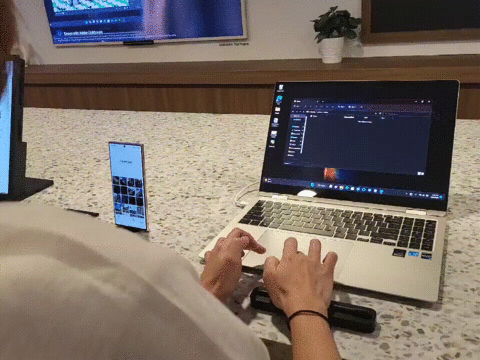 [샌프란시스코=뉴시스]'갤럭시 북3 울트라'의 멀티 컨트롤 기능을 통해 갤럭시 스마트폰에 있는 사진을 곧바로 노트북으로 옮기는 모습. (사진=윤현성 기자) *재판매 및 DB 금지