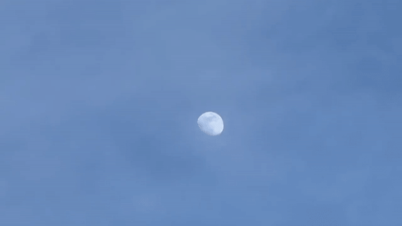 1일(현지시간) 중국 정찰풍선이 미국 몬태나주 빌링스 상공에 떠 있다. 달과는 확연히 비교되는 모습이다. 2023.2.3 KRTV