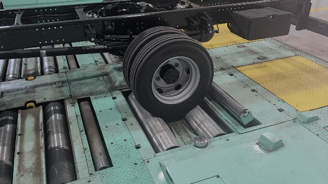 타타대우상용차 LD공장의 검수라인에서는 다양한 검수 과정을 통해 트럭의 각 항목을 점검한다. /영상=김창성 기자