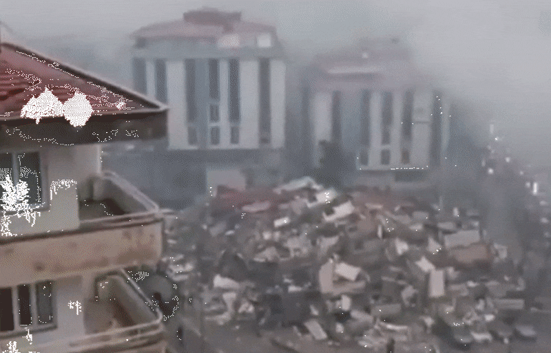 6일(현지 시각) 새벽 규모 7.8의 강진이 쓸고 지나간 튀르키예 남부 지역과 시리아의 피해지역 곳곳이 융단 폭격을 맞은 듯 폐허로 변하면서 수 천명에 이르는 사상자가 시간을 지날수록 더 늘어나고 있다./트위터