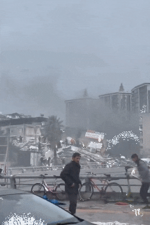 6일(현지 시각) 새벽 규모 7.8의 강진이 쓸고 지나간 튀르키예 남부 지역과 시리아의 피해지역 곳곳이 융단 폭격을 맞은 듯 폐허로 변하면서 수 천명에 이르는 희생자에 시민들이 망연자실하고있다./트위터