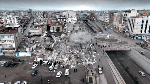 6일(현지 시각) 새벽 규모 7.8의 강진이 쓸고 지나간 튀르키예 남부 도시 하타이 시내 곳곳의 건물이 무너져 융단 폭격을 맞은 듯 폐허로 변했다. /로이터