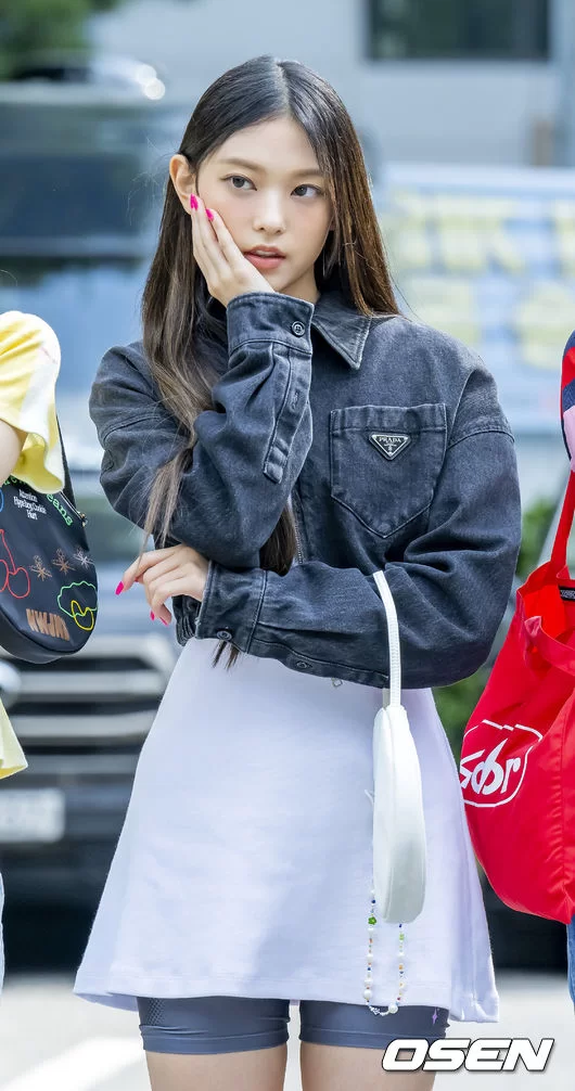 뉴진 사복 패션 뮤즈드, 그로브 블라우스 연예인 패션 추천