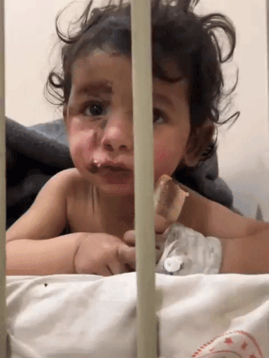 지난 6일(현지시간) 튀르키예(터키)와 시리아 접경지역을 강타한 지진으로 가족을 모두 잃고 혼자 살아 남은 시리아의 한 아기가 구조된 후 치료를 받고 있다. 미국 중동연구원(MEI) 찰스 리스터 선임연구원 트위터 계정 캡처