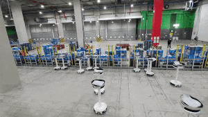 대구 첨단물류센터에서 소팅봇들이 포장된 상품을 배송지로 분류하는 박스로 옮기고 있다.