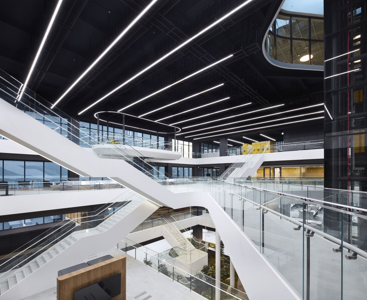 13m 수직 텃밭, 하늘의 휴게실… MZ 사로잡는 신개념 사무실