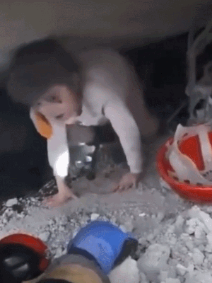 튀르키예 남동부의 카라만마라슈 지역에서는 지진 후 무너진 건물 잔해 밑에서 엉금엉금 기어 나오는 꼬마. 트위터 영상 캡처