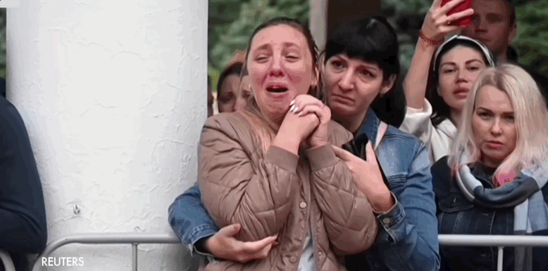 입대를 하고 있는 러시아 젊은이들과 이를 보며 울고 있는 가족들의 모습 [유튜브 @UATVEnglish 갈무리]