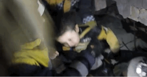 시리아에서 구조된 아이/화이트 헬멧 트위터