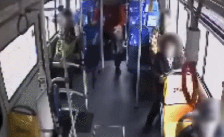 버스 정차 전 자리에서 일어난 승객이 넘어지는 사고가 발생했다. /영상=유튜브 '한문철TV' 캡처
