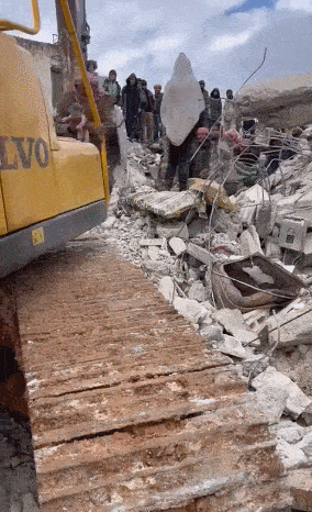 무너진 건물 잔해 속에서 구조된 아야. (영상=트위터)