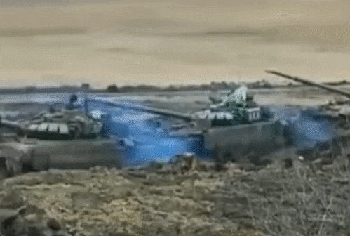 지난해 2월 우크라이나 접경 지역에서 훈련 중 진흙탕에 빠져 옴짝달싹 못 하고 있는 러시아군 탱크들. 겨우내 얼었던 땅이 녹으며 진흙으로 변하는 라스푸티차(Rasputitsa) 현상에 당한 것이다. /트위터