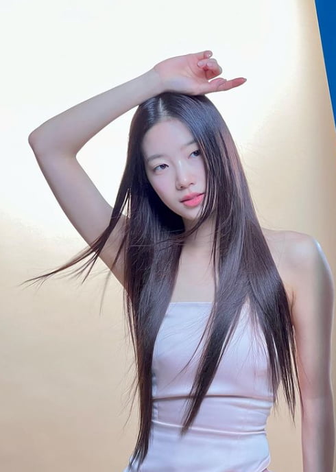 전지현 위협하는 긴 생머리 그녀, 르세라핌 카즈하의 청순美 전지현 위협하는 긴 생머리 그녀, 르세라핌 카즈하의 청순美