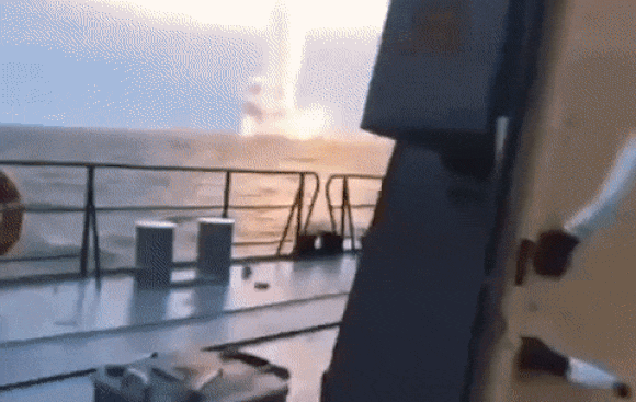 안톤 게라센코 우크라이나 내무부 장관 보좌관은 러시아 흑해 함대 수상함에서 우크라이나 쪽으로 칼리브르 순항미사일이 발사되는 모습이 관측됐다고 전했다. 2023.2.18 게라센코 트위터