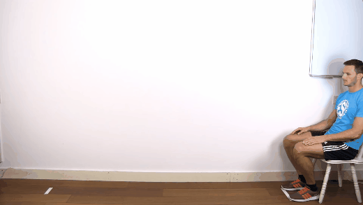 '일어서서 걷기(Timed Up and Go, TUG) 검사'에 대해 소개하는 영상의 한 장면. 의자가 놓여 있고 3m 떨어진 곳에 반환점을 알리는 흰색 테이프가 붙어 있다.[사진=유튜브 'Physiotutors' 캡처]