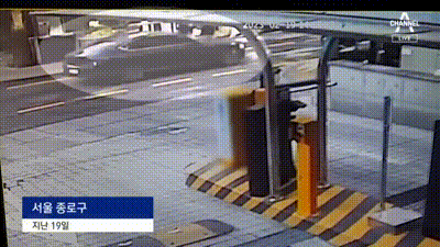 지난 19일 서울 종로구의 한 일방통행 도로에서 서행하던 검은색 승용차가 건물을 들이받았다. (채널A 뉴스 갈무리)