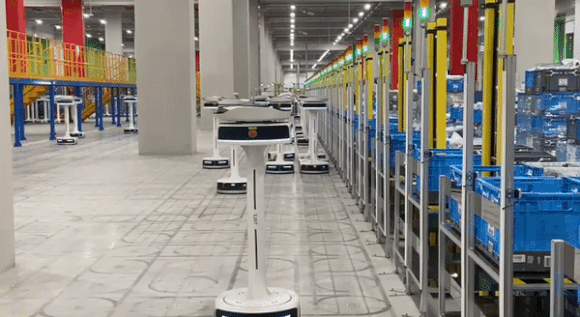 쿠팡의 대구FC와 대구 일반 물류센터의 급여가 동일한 것으로 나타났다. 대구FC에서 수백대의 소팅봇이 상품을 분류하고 있다. /영상=연희진 기자