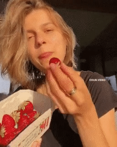 딸기를 꼭지 채로 먹고 있다./사진=소셜미디어 캡처