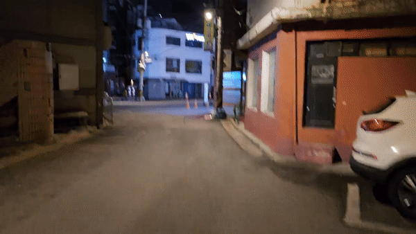 갤럭시S23 울트라로 촬영한 야간 8K 동영상. 영상으로 보는 것보다 팔을 위아래 양옆으로 심하게 흔들며 촬영했다./영상=백유진 기자 byj@