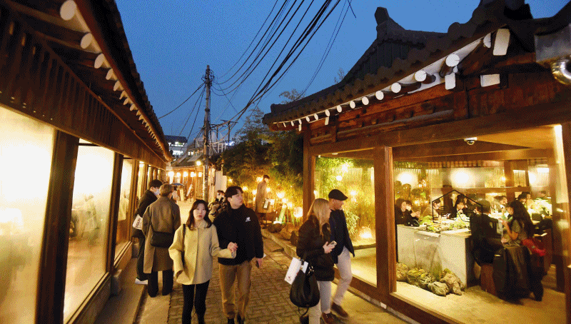 서울에서 가장 오래된 한옥 마을 종로구 익선동은 최근 젊은이들 사이에서 이른바 뜨는 동네로 통한다. 낡은 한옥을 수리하고 개조해 아기자기한 카페와 수제 맥주 가게, 옷가게와 셀프사진관, 식당 등이 모여 서촌이나 을지로, 성수동 못지않은 인기를 누리고 있다. 뉴트로(New+retro)’로 인기를 끌면서&nbsp; 익선동 한옥거리는 내외국인 관광객들이 찾는 핫플레이스로 떠오르고 있다. 또한 젊은세대와 어르신 간 세대를 이어주는 장소이기도 하다.(TIF 파일이어서 사진이 연속해 이어진다.)