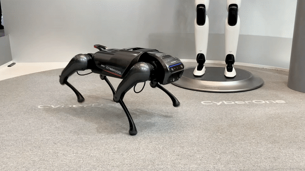 지난 28일(현지시간) 스페인 바르셀로나에서 열린 ‘모바일월드콩그레스(MWC) 2023’ 샤오미 전시관. 샤오미 직원이 사이버독을 시연하는 모습. [사진=박로명 기자/dodo@]