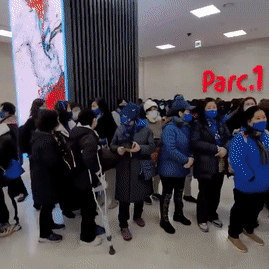 2월 25일 서울 영등포구 여의도동 더현대 서울에 문을 연 영탁 팝업스토어에 입장하기 위해 줄을 선 팬들의 모습. [현대백화점 제공]