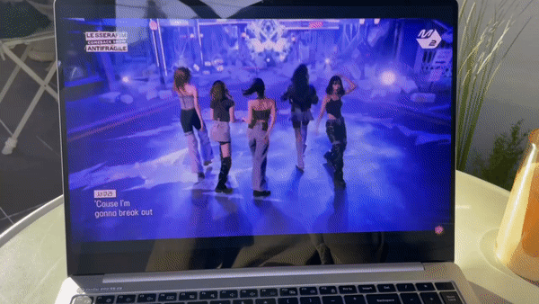 갤럭시북3 프로로 4K 영상을 시청하면 볼 맛이 났다. 베젤과 검은 화면에 내 모습이 보여 다소 거슬리긴 했다. /사진=백유진 기자 byj@