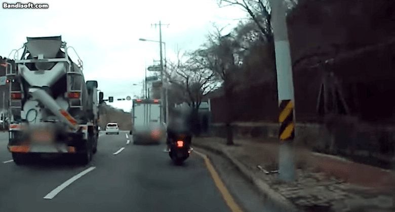 레미콘 차량 기사가 경찰에 쫓기고 있던 오토바이 운전자들을 제일 안쪽 차선으로 밀어 넣어 검거를 도왔다. /경찰청 유튜브