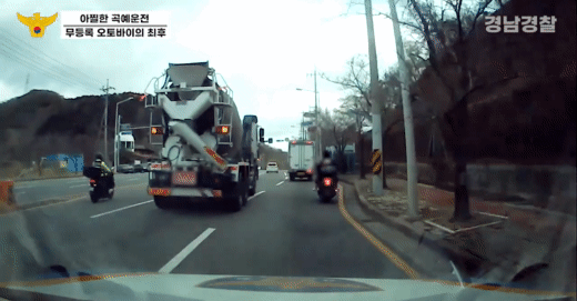 경남경찰청은 지난달 15일 레미콘 차량 기사의 도움을 받아 경찰과 추격전을 벌이던 무등록 오토바이 운전자를 체포했다고 밝혔다. [출처 : 경찰청 공식 유튜브]