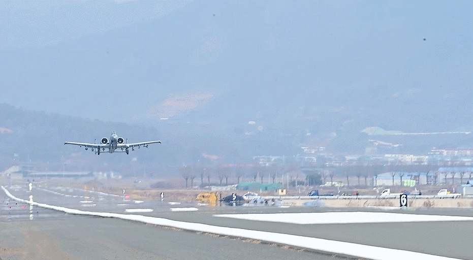 미 공군 A-10 공격기가 7일 경남 창녕군 남지 비상활주로에서 열린 한미연합 비상활주로 이착륙 훈련' 일환으로 상공 100피트(약 30m) 높이에서 비상활주로를 따라 지나가는 '로우 어프로치(Low Apprach) 훈련을 하고 있다.  /사진=공군 제공 영상 캡처