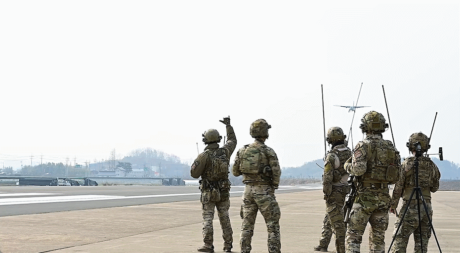한미공군이 7일 경남 창녕군 소재 남지 비상활주로에서 실시한 '한미연합 비상활주로 이착륙 훈련'에서 한국 공군 CN-235 수송기가 한국 공군 공정통제사들의 유도통제에 따라 비상활주로에 착륙하고 있다. /사진=공군 제공 영상 캡처