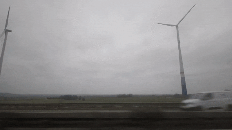 지난 3일(현지시각) 독일 프랑크푸르트 남쪽 아우토반 옆으로 풍력발전 타워가 놓여 있다. /권오은 기자