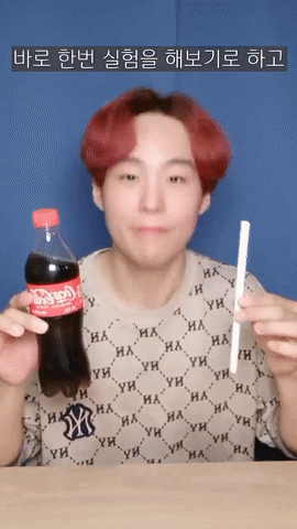종이빨대를 탄산음료에 넣으면 안 되는 이유가 화제다. /영상=유튜브 채널 '리뷰띠'
