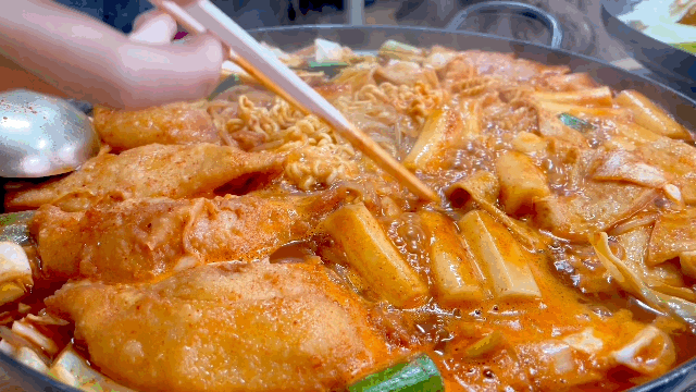 떡볶이의 쫄면과 라면 사리가 푸짐하다 (영상=송혜수 기자)