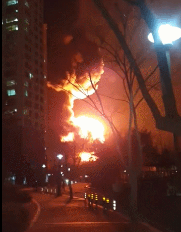 12일 오후 대전 대덕구 한국타이어 공장에서 난 화재로 발생한 연기와 화염이 하늘로 치솟고 있다. 트위터 캡처