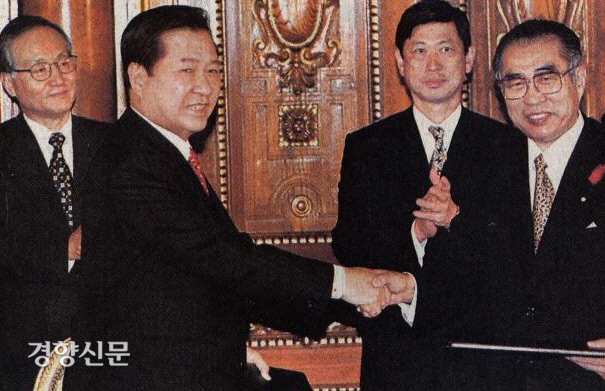 김대중 대통령과 오부치 게이조 일본 총리가 1998년 10월 8일 일본 도쿄에서 ‘21세기 새로운 한·일 공동선언’ 협정서를 교환한 뒤 악수하고 있다. 경향신문 자료사진