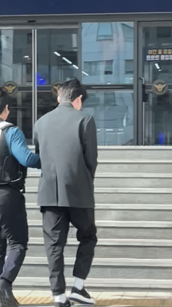 13일 오후 3시30분 서울 강남경찰서 정문에서 뮤지컬 배우 38세 남성 A씨가 강간치상 혐의로 끌려가고 있다. /사진=양윤우 기자