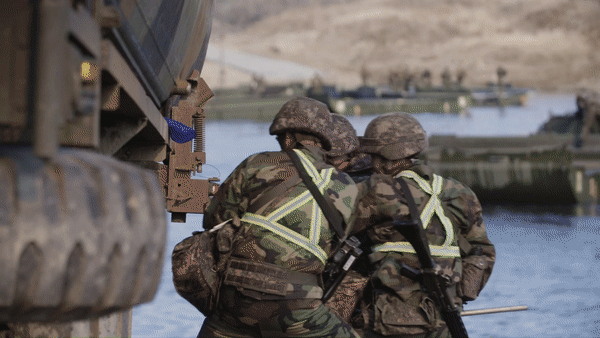 지난 13일부터 11일간 진행되는 한·미 연합연습 ‘자유의 방패’(프리덤실드·FS)를 계기로 양국 육군이 연합 도하 훈련에 나섰다. 자료 육군