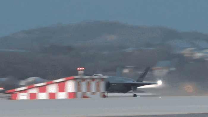 공군 제17전투비행단 소속 F-35A 전투기가 3월 14일(화) 18:50 경, 주야간 지속 출격훈련의 일환으로 야간 비행을 위해 이륙하고 있다. [영상제공=공군]