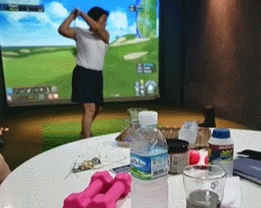 전두환씨 손자 A씨가 "연희동 자택에 구비되어 있는 스크린골프 시설"이라며 올린 영상에는 전씨 부인 이순자씨로 추정되는 인물이 담겨 있다. A씨 인스타그램 캡처