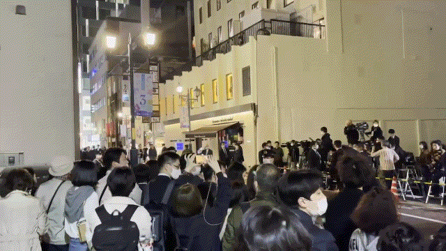 2차 만찬 장소로 알려진 오므라이스 가게 '렌가테이' 앞으로 시민들이 모여있다. 독자제공