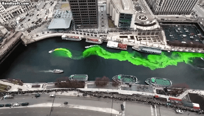 점차 형광으로 물들고 있는 시카고 강. /트위터