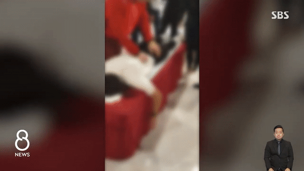 한 중량 운동 스포츠 연맹 회장이 마사지 시범을 보이며 여성 수강생들의 엉덩이를 만지는 등 부적절한 신체 접촉을 행했다. (SBS)