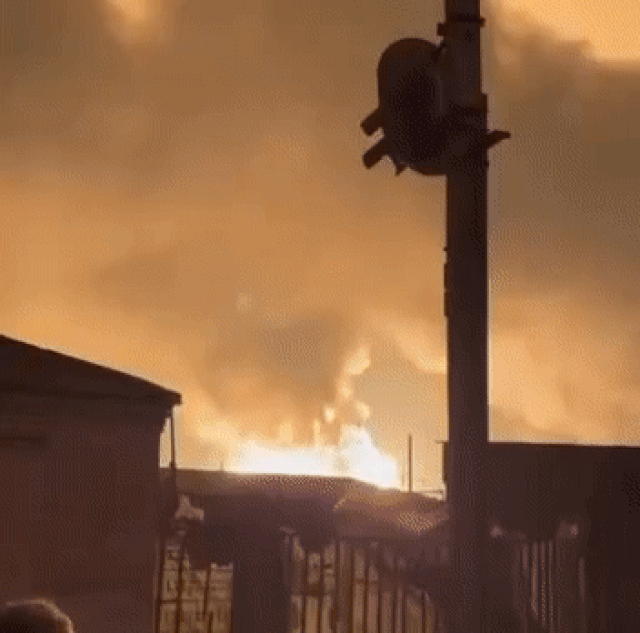 17일(현지시간) 저녁 러시아군의 자폭드론 공격 후 우크라이나 남동부 드니프로페트로우스크주 노보모스코우시크의 연료 저장고에서 거대한 화염이 치솟고 있다. 2023.3.18 텔레그램