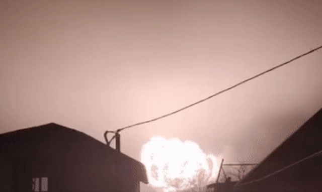 17일(현지시간) 저녁 러시아군의 자폭드론 공격 후 우크라이나 남동부 드니프로페트로우스크주 노보모스코우시크의 연료 저장고에서 거대한 화염이 치솟고 있다. 2023.3.18 텔레그램