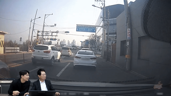 블랙박스 차량이 지나갈 때까지도 계속해서 비보잉을 하는 트럭 운전자. (한문철 TV)