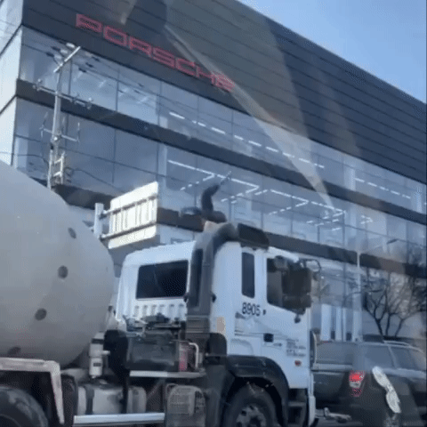 레미콘 믹서트럭 지붕 위로 불쑥 튀어나와 비보잉을 하는 운전자. ('보배드림' 인스타그램)