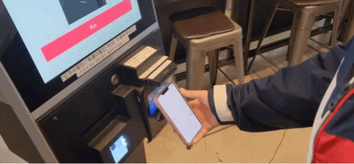 .21일 서울 중구 한 카페에서 비자카드가 등록된 애플페이로 결제를 진행했지만 결제가 이뤄지지 않고 있다/ 사진=유진아기자 gnyu4@