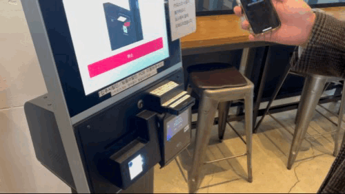 21일 서울 중구 한 카페에서 마스터카드가 등록된 애플페이로 결제를 진행하고 있다/ 사진=유진아 기자 gnyu4@