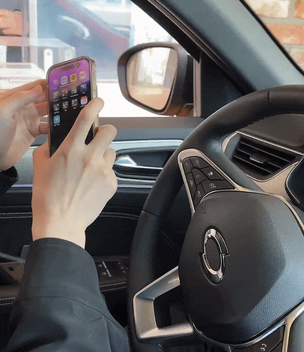 맥도날드 드라이브 스루에서 애플페이를 사용하는 모습